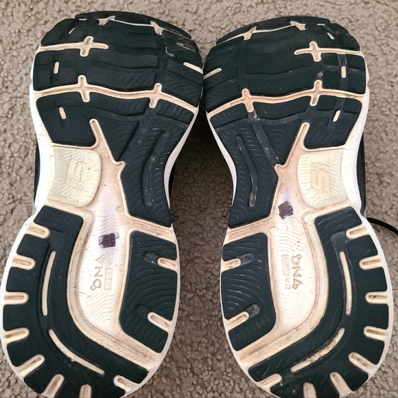 Men's 9, Black and White Brooks Ghost 15 Shoes - Picture 8 of 9